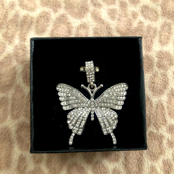 Silver butterfly necklace - Picture 1 of 2